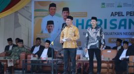 Bupati Aceh Besar H Muharram Idris (Syech Muharram) menyampaikan sambutannya, saat memimpin upacara pengibaran bendera Merah Putih dalam rangka memperingati Hari Santri Nasional 2026, Kamis (22/10/2026 di Kompleks Dayah Ruhul Islam Anak Bangsa, Gampong Gue Gajah Kecamatan Darul Imarah Aceh Besar.