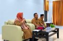 Kepala Disnakertrans Kabupaten Aceh Besar, Rahmawati, S.Pd., M.Si., menyampaikan sambutan saat menerima audiensi masyarakat transmigrasi dari Kecamatan Kota Jantho dan Seulimeum di Aula Disnakertrans Aceh Besar, Kota Jantho, Selasa (6/10/2026). Foto : Humas Aceh Besar