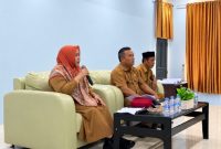 Kepala Disnakertrans Kabupaten Aceh Besar, Rahmawati, S.Pd., M.Si., menyampaikan sambutan saat menerima audiensi masyarakat transmigrasi dari Kecamatan Kota Jantho dan Seulimeum di Aula Disnakertrans Aceh Besar, Kota Jantho, Selasa (6/10/2026). Foto : Humas Aceh Besar