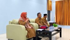 Kepala Disnakertrans Kabupaten Aceh Besar, Rahmawati, S.Pd., M.Si., menyampaikan sambutan saat menerima audiensi masyarakat transmigrasi dari Kecamatan Kota Jantho dan Seulimeum di Aula Disnakertrans Aceh Besar, Kota Jantho, Selasa (6/10/2026). Foto : Humas Aceh Besar