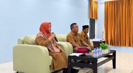 Kepala Disnakertrans Kabupaten Aceh Besar, Rahmawati, S.Pd., M.Si., menyampaikan sambutan saat menerima audiensi masyarakat transmigrasi dari Kecamatan Kota Jantho dan Seulimeum di Aula Disnakertrans Aceh Besar, Kota Jantho, Selasa (6/10/2026). Foto : Humas Aceh Besar