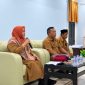 Kepala Disnakertrans Kabupaten Aceh Besar, Rahmawati, S.Pd., M.Si., menyampaikan sambutan saat menerima audiensi masyarakat transmigrasi dari Kecamatan Kota Jantho dan Seulimeum di Aula Disnakertrans Aceh Besar, Kota Jantho, Selasa (6/10/2026). Foto : Humas Aceh Besar