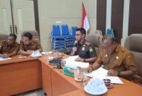 Asisten Perekonomian dan Pembangunan Setdakab Aceh Besar H.M Ali S.Sos M.Si membuka pembahasan Rancangan Peraturan Bupati (Ranperbup) tentang Pageu Gampong di ruang rapat Kantor Bupati Aceh Besar, Senin (5/10/2026) siang. Foto : Prokopim Pemkab Aceh Besar