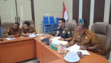Asisten Perekonomian dan Pembangunan Setdakab Aceh Besar H.M Ali S.Sos M.Si membuka pembahasan Rancangan Peraturan Bupati (Ranperbup) tentang Pageu Gampong di ruang rapat Kantor Bupati Aceh Besar, Senin (5/10/2026) siang. Foto : Prokopim Pemkab Aceh Besar