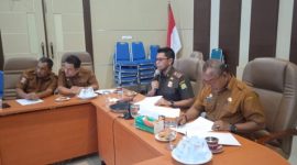 Asisten Perekonomian dan Pembangunan Setdakab Aceh Besar H.M Ali S.Sos M.Si membuka pembahasan Rancangan Peraturan Bupati (Ranperbup) tentang Pageu Gampong di ruang rapat Kantor Bupati Aceh Besar, Senin (5/10/2026) siang. Foto : Prokopim Pemkab Aceh Besar