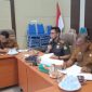 Asisten Perekonomian dan Pembangunan Setdakab Aceh Besar H.M Ali S.Sos M.Si membuka pembahasan Rancangan Peraturan Bupati (Ranperbup) tentang Pageu Gampong di ruang rapat Kantor Bupati Aceh Besar, Senin (5/10/2026) siang. Foto : Prokopim Pemkab Aceh Besar