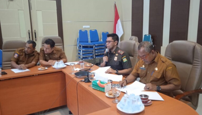 Asisten Perekonomian dan Pembangunan Setdakab Aceh Besar H.M Ali S.Sos M.Si membuka pembahasan Rancangan Peraturan Bupati (Ranperbup) tentang Pageu Gampong di ruang rapat Kantor Bupati Aceh Besar, Senin (5/10/2026) siang. Foto : Prokopim Pemkab Aceh Besar