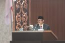 Pj. Sekda Aceh, Taufik, ST, M.Si, mewakili Gubernur Aceh Muzakir Manaf saat menyampaikan Nota Keuangan dan Rancangan Qanun Aceh tentang Anggaran Pendapatan dan Belanja Aceh (APBA) Tahun Anggaran 2027 dalam Rapat Paripurna Dewan Perwakilan Rakyat Aceh (DPRA), Senin (26/10/2026).(Foto Dok/Humas Aceh).