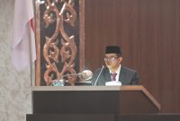 Pj. Sekda Aceh, Taufik, ST, M.Si, mewakili Gubernur Aceh Muzakir Manaf saat menyampaikan Nota Keuangan dan Rancangan Qanun Aceh tentang Anggaran Pendapatan dan Belanja Aceh (APBA) Tahun Anggaran 2027 dalam Rapat Paripurna Dewan Perwakilan Rakyat Aceh (DPRA), Senin (26/10/2026).(Foto Dok/Humas Aceh).