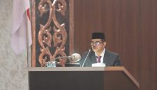 Pj. Sekda Aceh, Taufik, ST, M.Si, mewakili Gubernur Aceh Muzakir Manaf saat menyampaikan Nota Keuangan dan Rancangan Qanun Aceh tentang Anggaran Pendapatan dan Belanja Aceh (APBA) Tahun Anggaran 2027 dalam Rapat Paripurna Dewan Perwakilan Rakyat Aceh (DPRA), Senin (26/10/2026).(Foto Dok/Humas Aceh).
