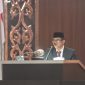 Pj. Sekda Aceh, Taufik, ST, M.Si, mewakili Gubernur Aceh Muzakir Manaf saat menyampaikan Nota Keuangan dan Rancangan Qanun Aceh tentang Anggaran Pendapatan dan Belanja Aceh (APBA) Tahun Anggaran 2027 dalam Rapat Paripurna Dewan Perwakilan Rakyat Aceh (DPRA), Senin (26/10/2026).(Foto Dok/Humas Aceh).