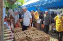 Warga Jantho Makmur mengantre membeli sembako pada kegiatan Gerakan Pangan Murah di halaman Kantor Camat Kota Jantho, Kamis (15/10/2026).