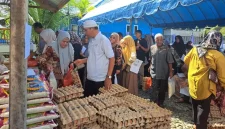 Warga Jantho Makmur mengantre membeli sembako pada kegiatan Gerakan Pangan Murah di halaman Kantor Camat Kota Jantho, Kamis (15/10/2026).