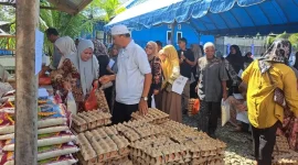 Warga Jantho Makmur mengantre membeli sembako pada kegiatan Gerakan Pangan Murah di halaman Kantor Camat Kota Jantho, Kamis (15/10/2026).