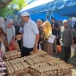 Warga Jantho Makmur mengantre membeli sembako pada kegiatan Gerakan Pangan Murah di halaman Kantor Camat Kota Jantho, Kamis (15/10/2026).