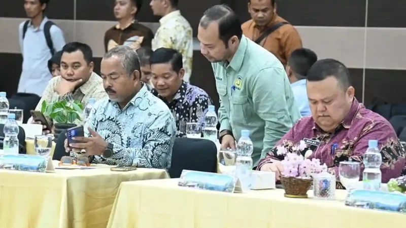 Asisten II Sekdakab Aceh Besar, M Ali, menghadiri kegiatan Sinkronisasi Usulan Program Listrik Perdesaan di Aula PLN Aceh, Banda Aceh, Kamis (8/10/2026).