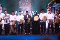 Bupati Aceh Besar H Muharram Idris (Syech Muharram), memimpin prosesi penabuhan beduk secara simbolis pembukaan MTQ XXXV tingkat Kabupaten Aceh Besar tahun 2026, Sabtu (24/10/2026) malam di Lapangan Bung Cala, Kecamatan Kuta Baro, Kabupaten Aceh Besar