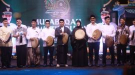 Bupati Aceh Besar H Muharram Idris (Syech Muharram), memimpin prosesi penabuhan beduk secara simbolis pembukaan MTQ XXXV tingkat Kabupaten Aceh Besar tahun 2026, Sabtu (24/10/2026) malam di Lapangan Bung Cala, Kecamatan Kuta Baro, Kabupaten Aceh Besar