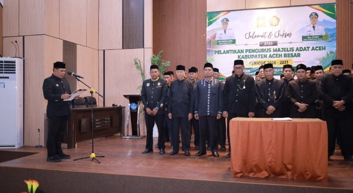 Bupati Aceh Besar H Muharram Idris (Syech Muharram) melantik kepengurusan MAA Kabupaten Aceh Besar periode 2026-2031 di Aula Balai Guru dan Tenaga Kependidikan (BGTK) Lubok Sukon, Kecamatan Ingin Jaya, Aceh Besar, Senin (5/10/2026). Foto : Prokopim Pemkab Aceh Besar