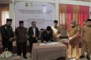 Bupati Aceh Besar, Muharram Idris menandatangani kesepakatan Program Percepatan, Pengakuan, Perlindungan dan Pemberdayaan Masyarakat Hukum Adat di Kabupaten Aceh Besar Provinsi Aceh di Gedung Dekranasda, Gampong Gani, Kecamatan Ingin Jaya, Aceh Besar, Selasa (6/10/2026)