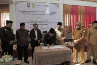 Bupati Aceh Besar, Muharram Idris menandatangani kesepakatan Program Percepatan, Pengakuan, Perlindungan dan Pemberdayaan Masyarakat Hukum Adat di Kabupaten Aceh Besar Provinsi Aceh di Gedung Dekranasda, Gampong Gani, Kecamatan Ingin Jaya, Aceh Besar, Selasa (6/10/2026)
