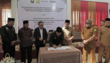 Bupati Aceh Besar, Muharram Idris menandatangani kesepakatan Program Percepatan, Pengakuan, Perlindungan dan Pemberdayaan Masyarakat Hukum Adat di Kabupaten Aceh Besar Provinsi Aceh di Gedung Dekranasda, Gampong Gani, Kecamatan Ingin Jaya, Aceh Besar, Selasa (6/10/2026)