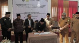 Bupati Aceh Besar, Muharram Idris menandatangani kesepakatan Program Percepatan, Pengakuan, Perlindungan dan Pemberdayaan Masyarakat Hukum Adat di Kabupaten Aceh Besar Provinsi Aceh di Gedung Dekranasda, Gampong Gani, Kecamatan Ingin Jaya, Aceh Besar, Selasa (6/10/2026)