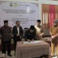 Bupati Aceh Besar, Muharram Idris menandatangani kesepakatan Program Percepatan, Pengakuan, Perlindungan dan Pemberdayaan Masyarakat Hukum Adat di Kabupaten Aceh Besar Provinsi Aceh di Gedung Dekranasda, Gampong Gani, Kecamatan Ingin Jaya, Aceh Besar, Selasa (6/10/2026)