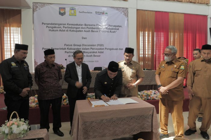 Bupati Aceh Besar, Muharram Idris menandatangani kesepakatan Program Percepatan, Pengakuan, Perlindungan dan Pemberdayaan Masyarakat Hukum Adat di Kabupaten Aceh Besar Provinsi Aceh di Gedung Dekranasda, Gampong Gani, Kecamatan Ingin Jaya, Aceh Besar, Selasa (6/10/2026)