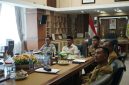 Bupati Aceh Besar H. Muharram Idris bersama jajaran OPD terkait mengikuti rakor oercepatan rehabilitasi dan rekonstruksi pascabencana secara virtual dari ruang rapat kantor Bupati di Kota Jantho, Senin (26/10/2026). Foto : Media Center Aceh  Besar