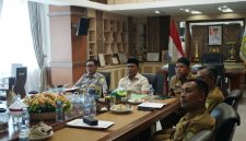 Bupati Aceh Besar H. Muharram Idris bersama jajaran OPD terkait mengikuti rakor oercepatan rehabilitasi dan rekonstruksi pascabencana secara virtual dari ruang rapat kantor Bupati di Kota Jantho, Senin (26/10/2026). Foto : Media Center Aceh  Besar