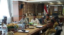 Bupati Aceh Besar H. Muharram Idris bersama jajaran OPD terkait mengikuti rakor oercepatan rehabilitasi dan rekonstruksi pascabencana secara virtual dari ruang rapat kantor Bupati di Kota Jantho, Senin (26/10/2026). Foto : Media Center Aceh  Besar