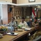 Bupati Aceh Besar H. Muharram Idris bersama jajaran OPD terkait mengikuti rakor oercepatan rehabilitasi dan rekonstruksi pascabencana secara virtual dari ruang rapat kantor Bupati di Kota Jantho, Senin (26/10/2026). Foto : Media Center Aceh  Besar