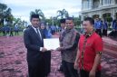 Wakil Bupati Aceh Besar Syukri menyerahkan penghargaan pemuda inovatif kepada Maulizan pembuat kompor oli bekas di Kota Jantho, (28/10/2026) Foto : Media Center Aceh Besar
