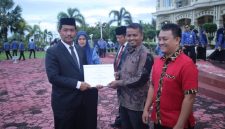 Wakil Bupati Aceh Besar Syukri menyerahkan penghargaan pemuda inovatif kepada Maulizan pembuat kompor oli bekas di Kota Jantho, (28/10/2026) Foto : Media Center Aceh Besar