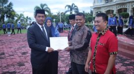 Wakil Bupati Aceh Besar Syukri menyerahkan penghargaan pemuda inovatif kepada Maulizan pembuat kompor oli bekas di Kota Jantho, (28/10/2026) Foto : Media Center Aceh Besar