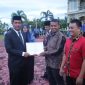 Wakil Bupati Aceh Besar Syukri menyerahkan penghargaan pemuda inovatif kepada Maulizan pembuat kompor oli bekas di Kota Jantho, (28/10/2026) Foto : Media Center Aceh Besar