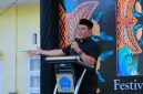 Bupati Aceh Besar H. Muharram Idris membuka Festival Piasan Aceh Rayeuk 2026 di halaman Kantor Camat Peukan Bada, Senin (12/10/2026). Foto : Media Center Aceh Besar.