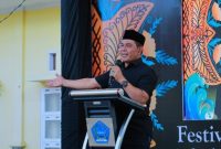 Bupati Aceh Besar H. Muharram Idris membuka Festival Piasan Aceh Rayeuk 2026 di halaman Kantor Camat Peukan Bada, Senin (12/10/2026). Foto : Media Center Aceh Besar.