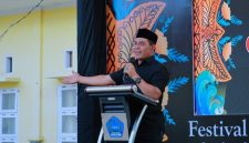 Bupati Aceh Besar H. Muharram Idris membuka Festival Piasan Aceh Rayeuk 2026 di halaman Kantor Camat Peukan Bada, Senin (12/10/2026). Foto : Media Center Aceh Besar.