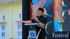 Bupati Aceh Besar H. Muharram Idris membuka Festival Piasan Aceh Rayeuk 2026 di halaman Kantor Camat Peukan Bada, Senin (12/10/2026). Foto : Media Center Aceh Besar.
