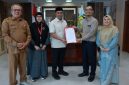 Bupati Aceh Besar H.Muharram Idris dan Rektor Unmuha resmi menjalin kerjasama melalui penandatanganan Memorandum of Understanding (MoU) di ruang kerja Bupati Aceh Besar, Selasa (13/10/2026). Foto : Pokopim Pemkab Aceh Besar