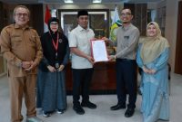 Bupati Aceh Besar H.Muharram Idris dan Rektor Unmuha resmi menjalin kerjasama melalui penandatanganan Memorandum of Understanding (MoU) di ruang kerja Bupati Aceh Besar, Selasa (13/10/2026). Foto : Pokopim Pemkab Aceh Besar