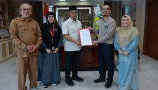 Bupati Aceh Besar H.Muharram Idris dan Rektor Unmuha resmi menjalin kerjasama melalui penandatanganan Memorandum of Understanding (MoU) di ruang kerja Bupati Aceh Besar, Selasa (13/10/2026). Foto : Pokopim Pemkab Aceh Besar