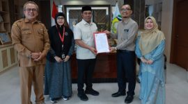 Bupati Aceh Besar H.Muharram Idris dan Rektor Unmuha resmi menjalin kerjasama melalui penandatanganan Memorandum of Understanding (MoU) di ruang kerja Bupati Aceh Besar, Selasa (13/10/2026). Foto : Pokopim Pemkab Aceh Besar