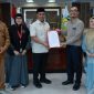 Bupati Aceh Besar H.Muharram Idris dan Rektor Unmuha resmi menjalin kerjasama melalui penandatanganan Memorandum of Understanding (MoU) di ruang kerja Bupati Aceh Besar, Selasa (13/10/2026). Foto : Pokopim Pemkab Aceh Besar
