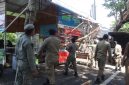 Petugas Satpol PP dan WH Kabupaten Aceh Besar membongkar bangunan liar di kawasan pintu masuk Bandara SIM, Kecamatan Blang Bintang, Kabupaten Aceh Besar, Selasa (20/10/2026). Foto : Media Center Aceh Besar
