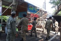 Petugas Satpol PP dan WH Kabupaten Aceh Besar membongkar bangunan liar di kawasan pintu masuk Bandara SIM, Kecamatan Blang Bintang, Kabupaten Aceh Besar, Selasa (20/10/2026). Foto : Media Center Aceh Besar