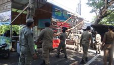 Petugas Satpol PP dan WH Kabupaten Aceh Besar membongkar bangunan liar di kawasan pintu masuk Bandara SIM, Kecamatan Blang Bintang, Kabupaten Aceh Besar, Selasa (20/10/2026). Foto : Media Center Aceh Besar