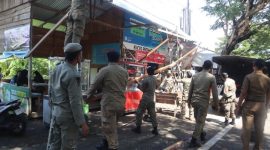 Petugas Satpol PP dan WH Kabupaten Aceh Besar membongkar bangunan liar di kawasan pintu masuk Bandara SIM, Kecamatan Blang Bintang, Kabupaten Aceh Besar, Selasa (20/10/2026). Foto : Media Center Aceh Besar